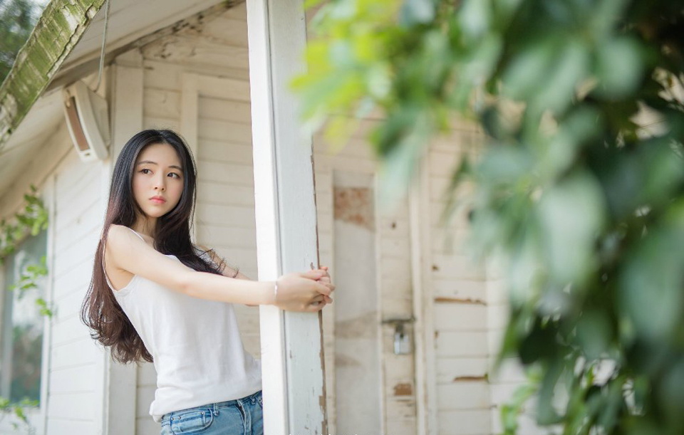 弓弦连续震颤了三次，两名江东水军应声而倒，第三箭，却因船身摇晃，射偏了。